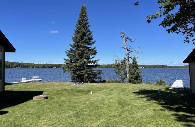 New Listing! The “Looney Bin” Four Season Cozy Lakefront Cabin on Nelson Lake
