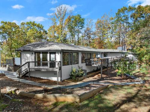 New Listing! Three Chimney Lodge - 4 Bed, Hot Tub