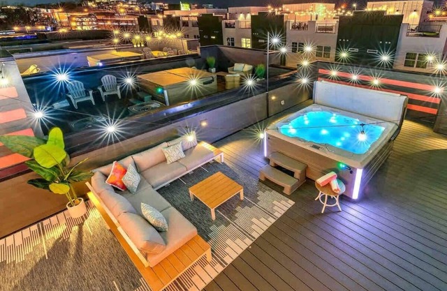 New Lux Home 14 Beds Hot Tub & Game Room!