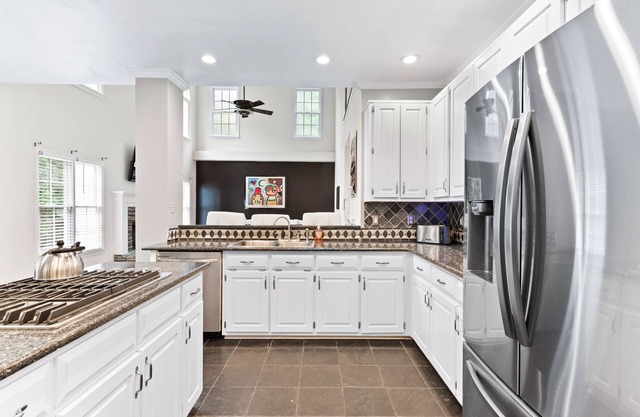 New! Lux Mansion, 5 BR 4 BA, Heated Pool, Sleeps 12+