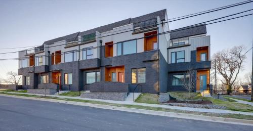 New Lux Townhome 6 mins to DT Rooftop Sleeps 12