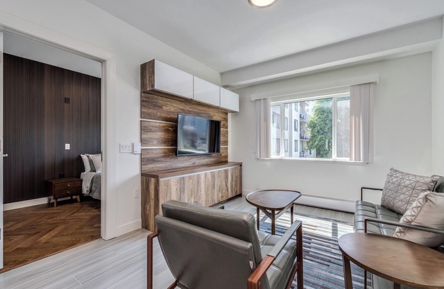 NEW - Luxury - 1 Bedroom - Walk to the Beach - 1168 Pendrell