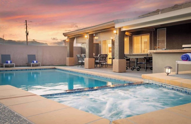 NEW Luxury 4BR Home with Pool/Spa, Arcade & MORE