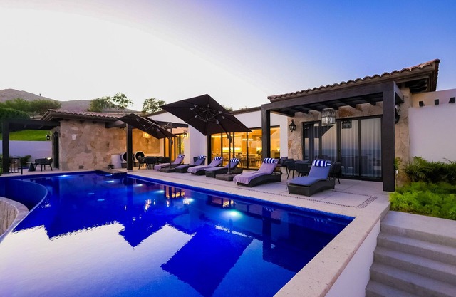 New Luxury 5 Bed Home- Private Pool & Quivira Golf Club