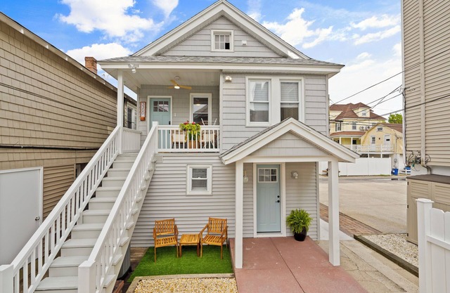 New! Luxury Coastal Cottage 2BR Retreat. Walk to beach and Boardwalk