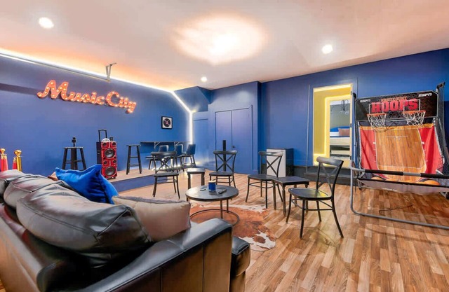 New Luxury Home! 12 BEDS! Game Room! Rooftop!