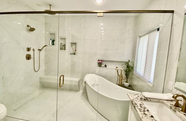 New Luxury home 5 min to Louisville convenient to Churchill Downs with hot tub