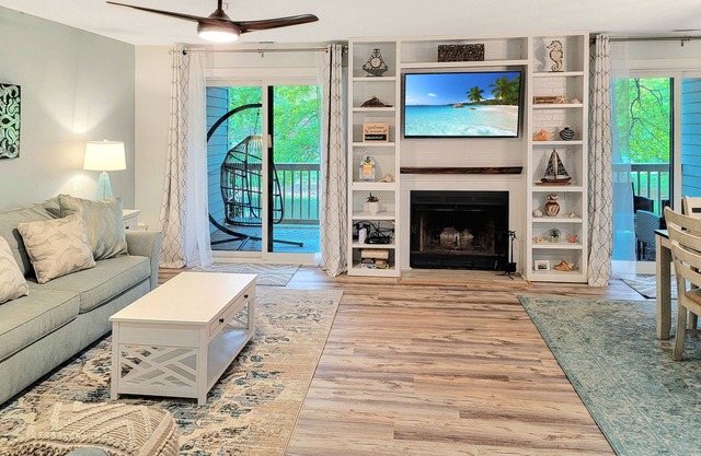 NEW Luxury Pond View beach condo w/Pool 1 BR 1.5 BA (sleeps 4) - Rehoboth/Dewey