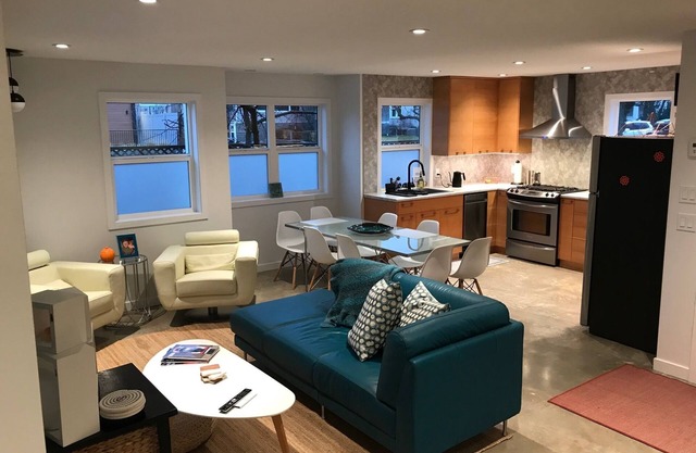 New main floor apartment, Prime Heritage location near Hospital/Downtown Kelowna