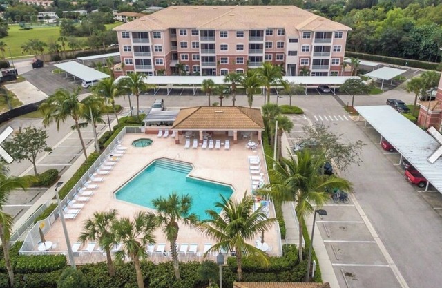 NEW Majestic Palms Condo 2/2 Penthouse, 4 miles to FMBeach, Heated Pool, Hot tub
