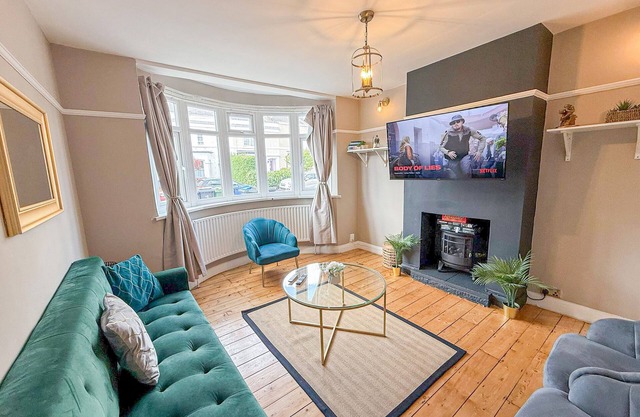 New Malden 3-Bed House w/FREE Parking & Garden
