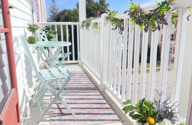 NEW - Mins to Manchester/Concord - Private Porch - Walk to Downtown - Garage -