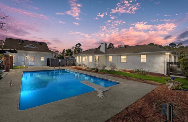 NEW! minutes to downtown - Private Half-Acre Ranch Retreat