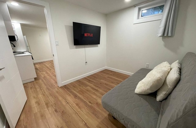 New Modern 2 Bed Suite - Steps From West Edm Mall