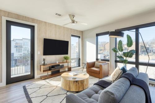 New Modern 2BDR in Walkable Midtown w Gym Pool Honkey-Tonk by AvantStay