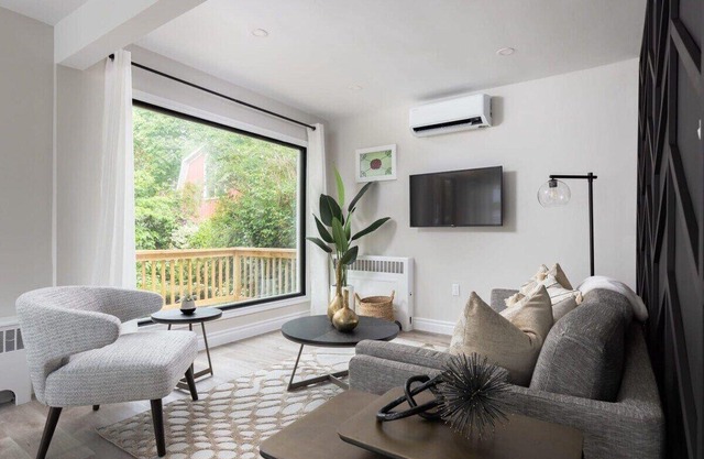 NEW/MODERN - Downtown NOTL - Perfect Location!