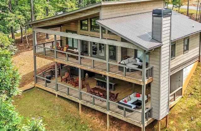 NEW Modern Cabin! 2 Large Decks, Hot Tub, Sleeps 8