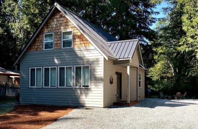 NEW Modern Cabin! 5mi to Mt Rainier National Park! Hot Tub & Wifi
