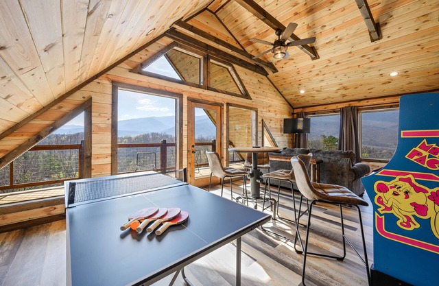 New Modern Cabin with Breathtaking Mountain Views!