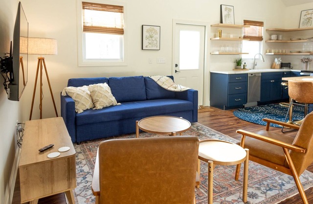 NEW Modern Guest House in Southside