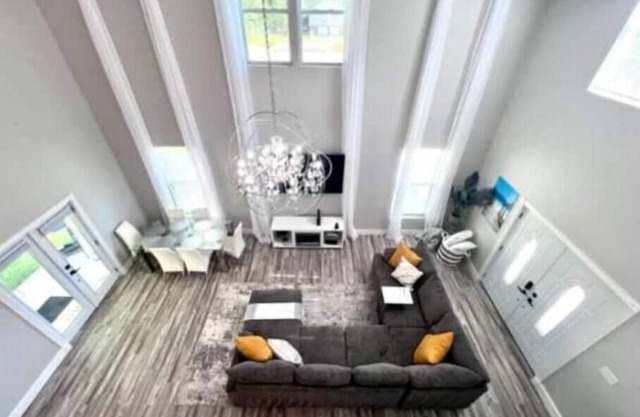 New modern home 10 mins from Downtown 7 mins airport!