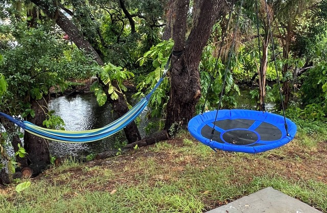 New Modern Home on Warm Mineral Springs. 20 min drive to various Florida beaches
