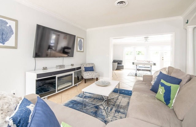 NEW MODERN LUXURY HOME IN HOLLYWOOD 5/3+ POOL