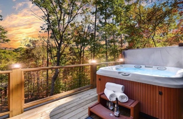 New-Modern-Private-Hottub-Fireplace-Resort Access-Pool-Fitness-View-Dog Friendly