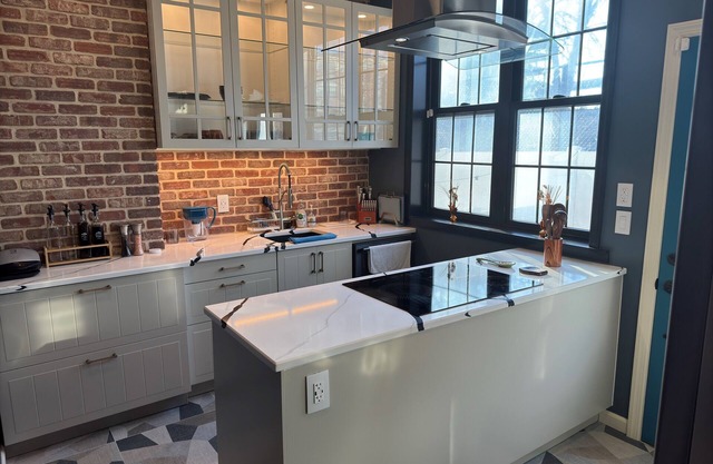 NEW! Modern Private Entrance, 2BD Apt. Minutes to NYC