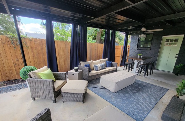 NEW Mulberry Rein 4br/2ba with HOT TUB!