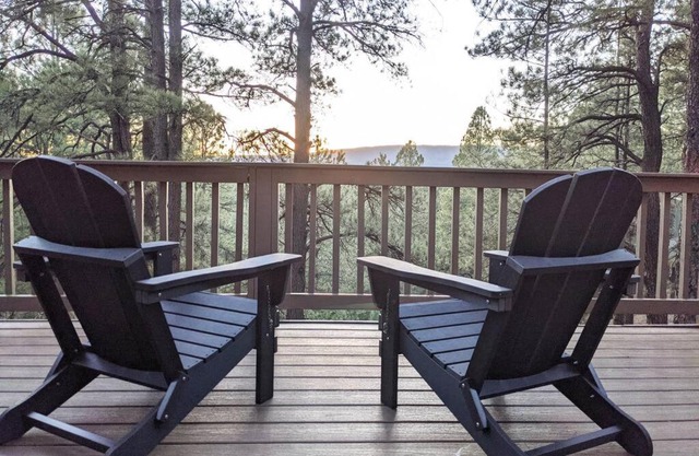 *NEW* Pine Cabin-1 acre, VIEWS, Nearby Hiking