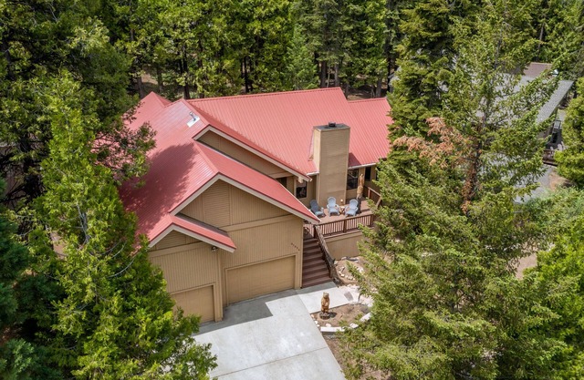 *NEW* Pine Grove Hideaway - family friendly only 1.5 Miles to the lake