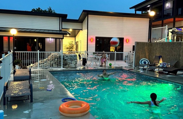 New Poolside Villa w/Game Room & Hot Tub! 3 Min to SDC, 15 Min to Branson Strip