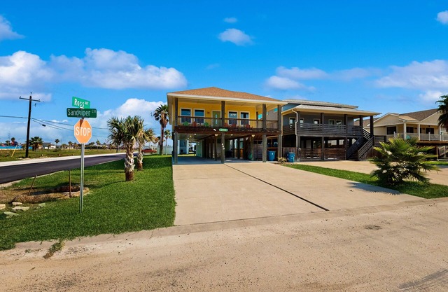 New Port Aransas Home with WiFi & Bay Views - Near Community Park & Pool