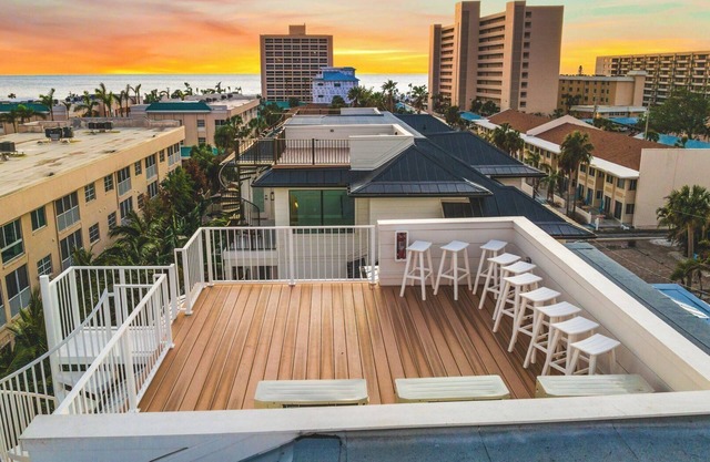 New/Private Beach/Pool Bar/Volleyball/Waterslide/Rock Wall/Rooftop-Gulf Views