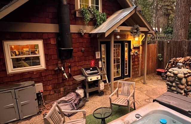 New Private Hot tub Couples Getaway 2mi from Yosemite Garden Patio