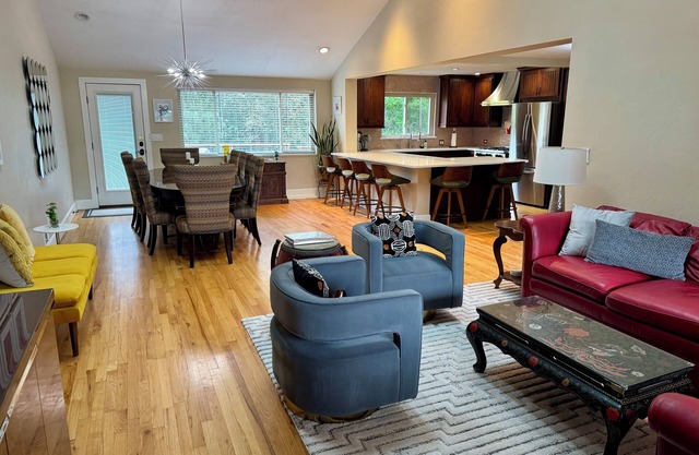 NEW REMODEL. Luxury Creekside Open Plan Bungalow. Near Red Rocks/Downtown.