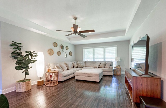 New Remodel Modern Decor 2 Minutes to Restaurants Mall of LA Target I-10 TopGolf