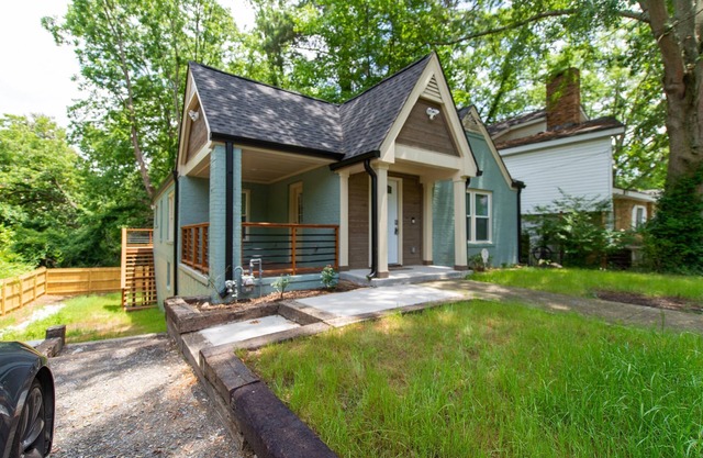 NEW Renovated Home Mile from Mercedes Benz