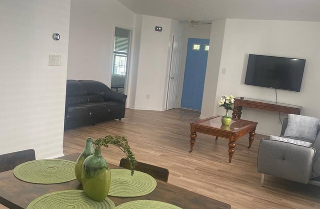 New renovations 3 bed 2 bath Close to I485, Uptown, & Airport River park AC WiFi