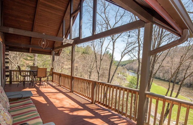 NEW RENTAL On the New River! Fire pit - Pool Table - Minutes to West Jefferson