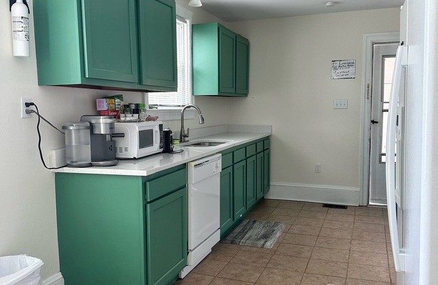 NEW! Residential Retreat. Located minutes to the Oceanview beach and Naval base.