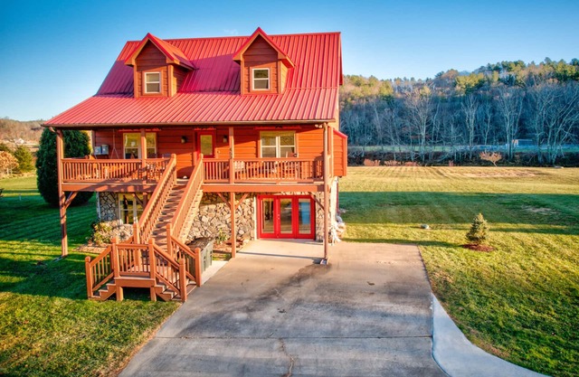 New River Ramble - riverfront with game room, hot tub, fire pit