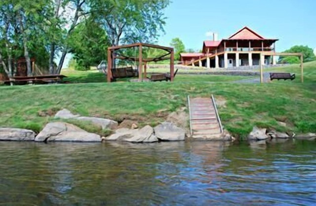 New River Retreat offers 6 spacious suites On The New River! WIFI, spacious