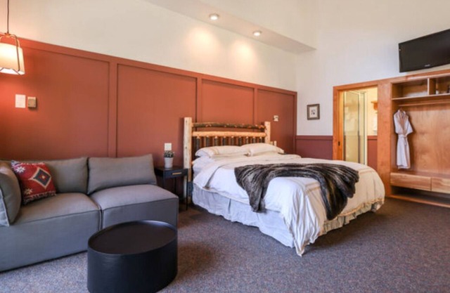 NEW! Romantic Loft Spa Suite with Fireplace & Den