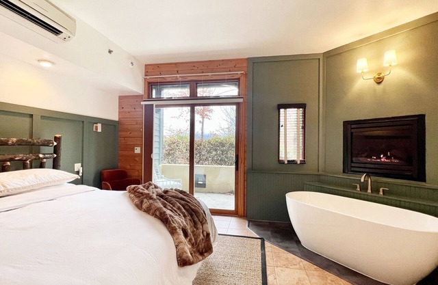 NEW! Romantic Spa Suite with Fireplace & Den