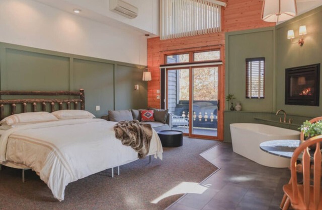 NEW! Romantic Two Bedroom Loft Spa Suite with Fireplace