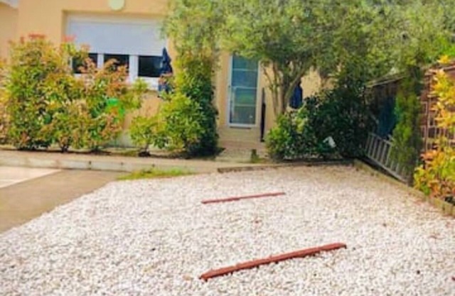 New Studio, Furnished, private terrace, parking and close to transport