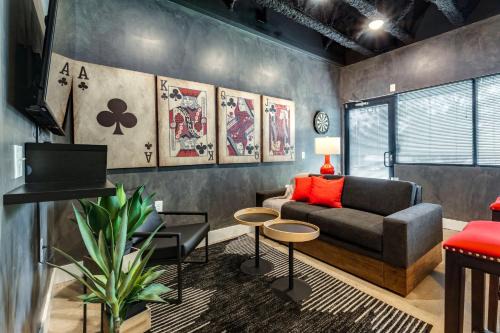 NEW Studio with 2 Beds 7 mins to Broadway