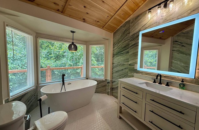 NEW! STUNNING Lakefront Treehouse in Kodak! 3BR/4BA w/MASSIVE Game Room & HT!